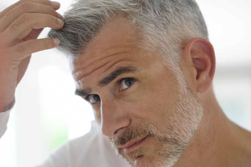 Почему седеют волосы у мужчин и как с этим бороться?