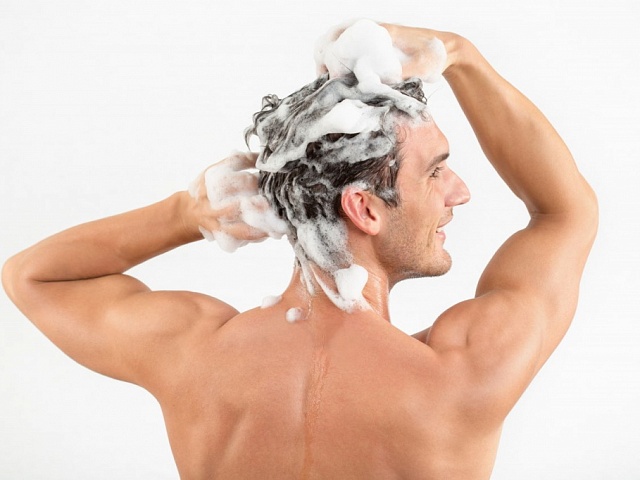 Правила ухода за мужскими волосами летом